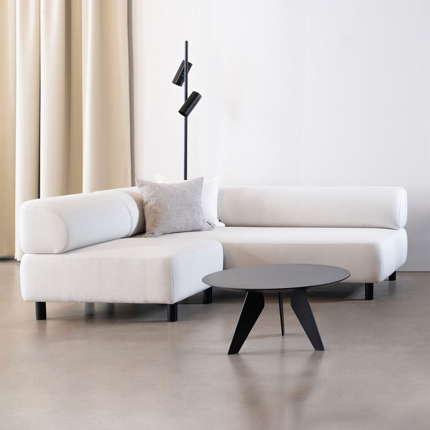 Bolder Sofa mit Hoogland Beistelltisch in Schwarz