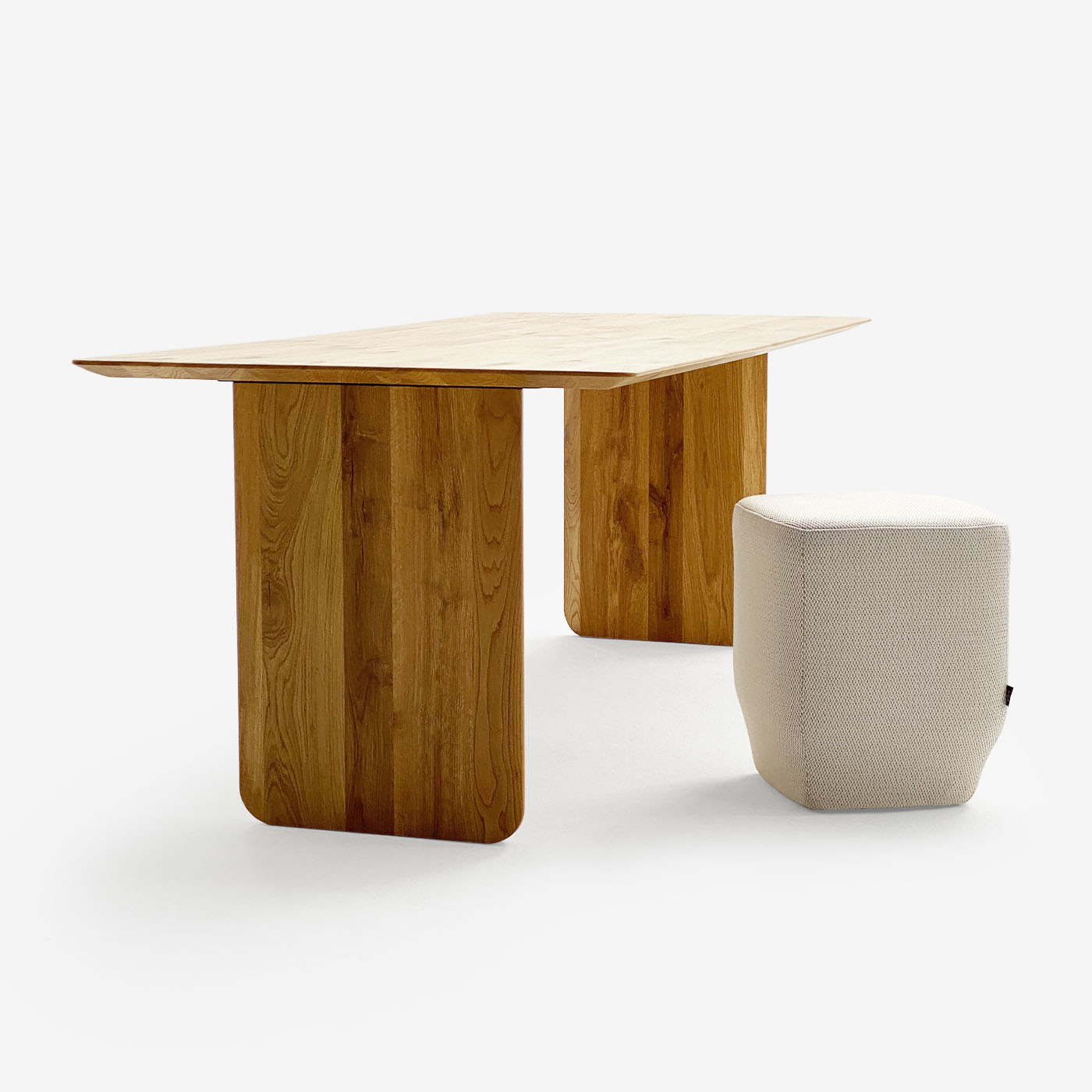 Hansje Hocker mit Hellen Esstisch