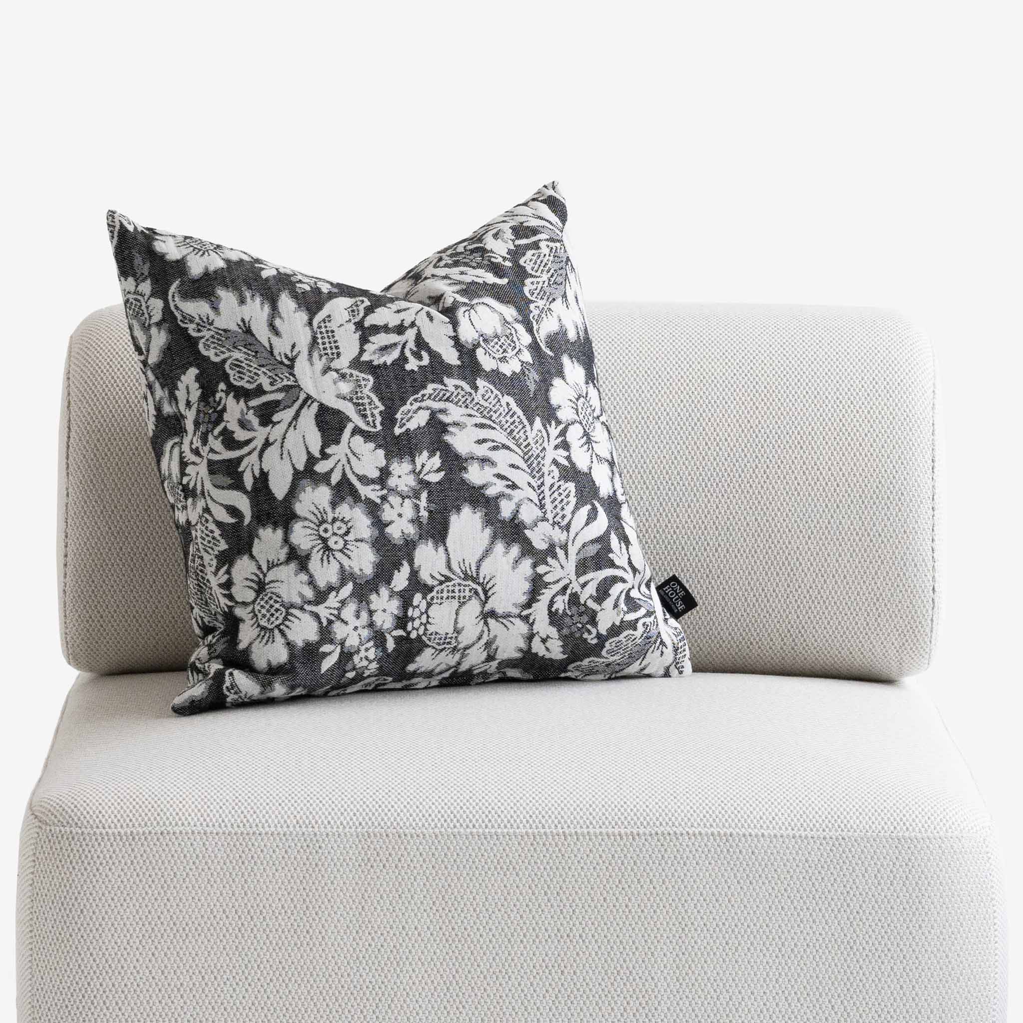 Kissen Flower mit Bolder Sofa 1 Sitzer Detail