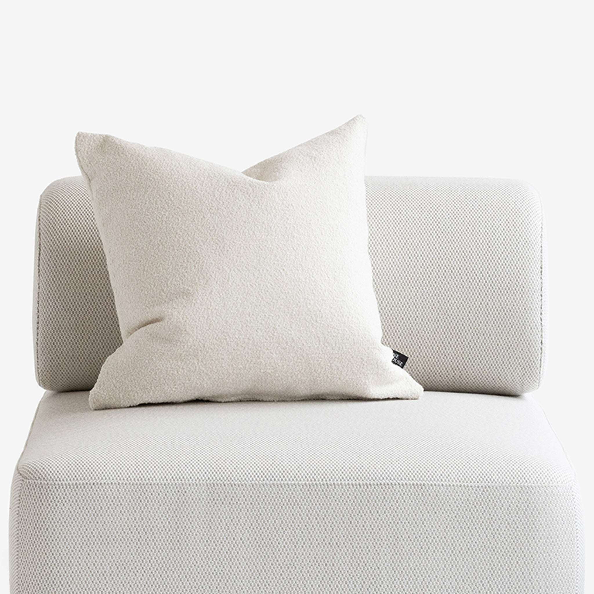 Kissen Teddy White mit Bolder Sofa 1 Sitzer Detail
