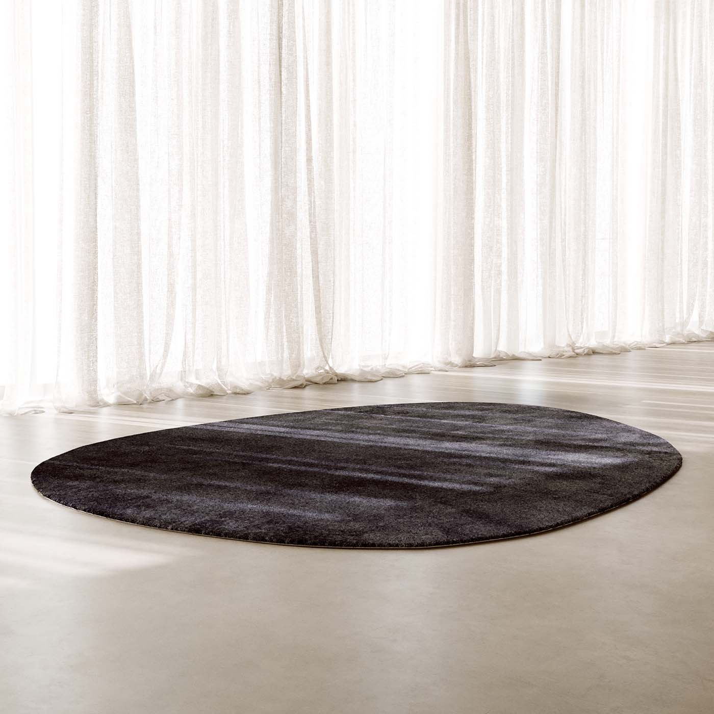 Mod Teppich Blob Ash Schwarz Paspelierung