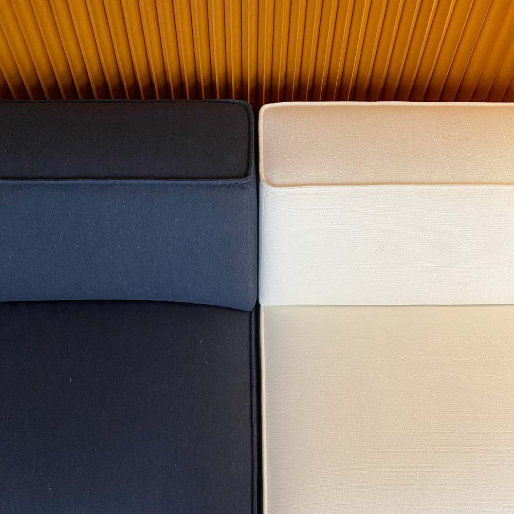 Meester Sofa Second Story Heritage Indigo und Savant White